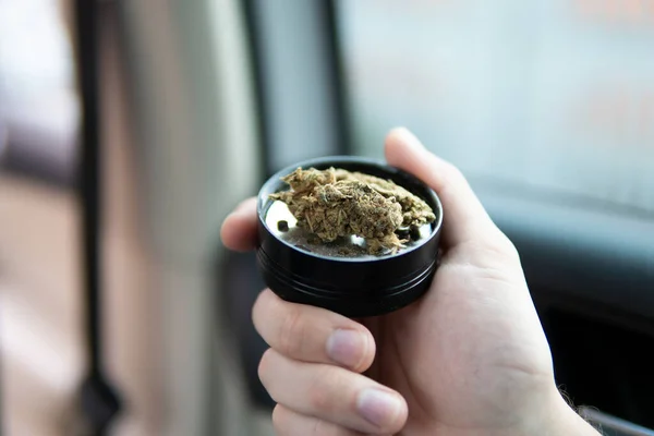 Cannabis Vermalen Versnipperde Cannabis Joint Pakket Van Wiet Een Auto — Stockfoto
