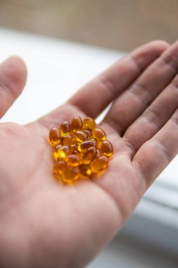 Morina ciğeri yağı omega 3 jel kapsülleri pastel arka planda izole edilmiş..