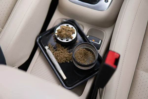 磨碎大麻接缝和汽车底座上的一包杂草近身 — 图库照片