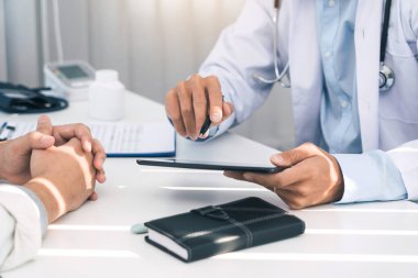 Doktorlar virüs salgını sırasında maske takan hasta bir hastanın tedavisini açıklıyorlar..