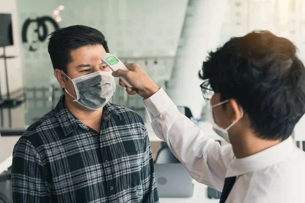 Los Empleados Están Midiendo Las Temperaturas Sus Colegas Durante Brote —  Fotos de Stock