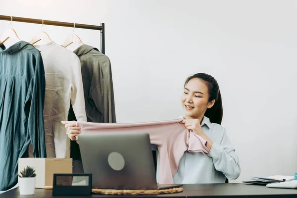 Giovani Imprenditori Asiatici Stanno Raccogliendo Camicie Confrontare Proporzioni Clienti Vederli — Foto Stock