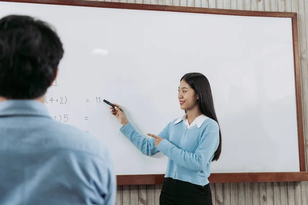 Jeune Professeur Asiatique Enseignant Étudiants Salle Classe — Photo