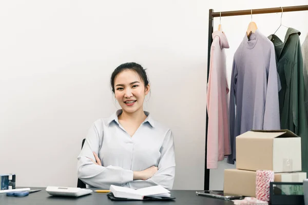 Empresario Asiático Sienta Una Silla Sonríe Mostrando Confianza —  Fotos de Stock
