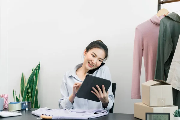 Asiatisk Entreprenör Talar Telefon Med Kund Samtidigt Kontrollera Inventering Surfplatta — Stockfoto