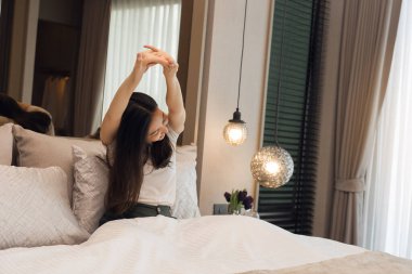 Asyalı kadın sabah uyandığında geriniyor..