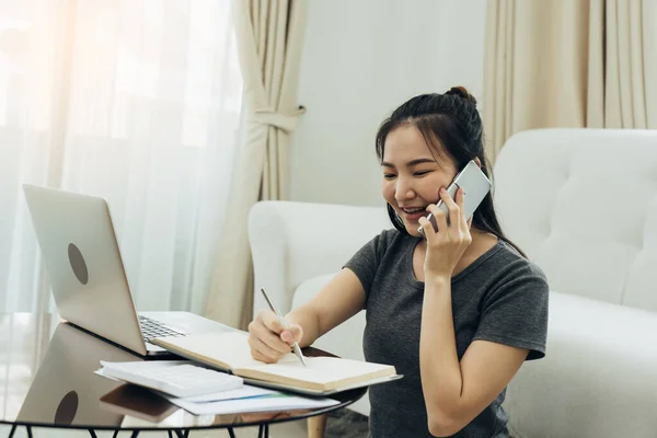 Asiatisk Kvinna Pratar Telefon Med Medarbetare När Hon Sitter Vardagsrummet — Stockfoto