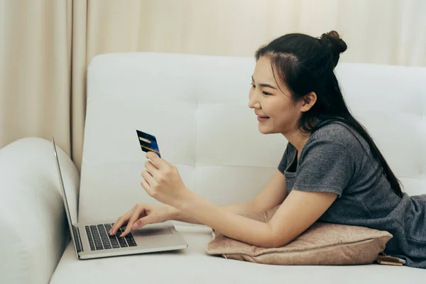 Mujer Asiática Sosteniendo Una Tarjeta Crédito Para Las Compras Línea —  Fotos de Stock