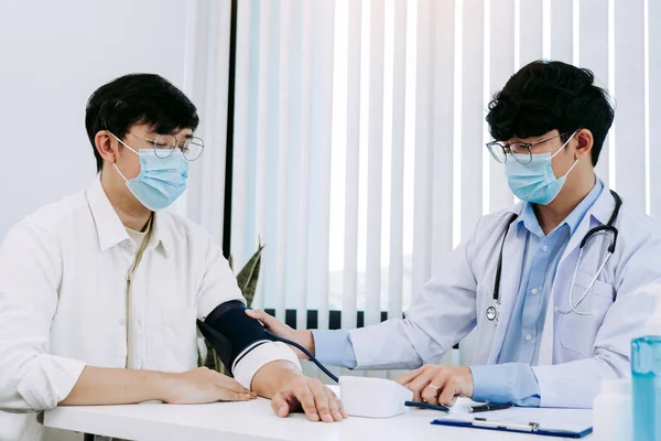 Médico Asiático Está Utilizando Monitor Presión Arterial Paciente Momento Chequeo —  Fotos de Stock