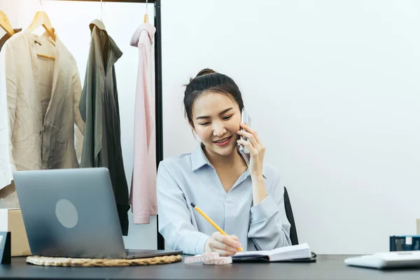 Asiatisk Entreprenör Pratar Med Kunder Över Telefon Deras Pickup — Stockfoto