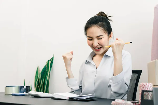 Jóvenes Empresarios Asiáticos Están Actuando Alegría Mientras Venden Ropa Blanco —  Fotos de Stock