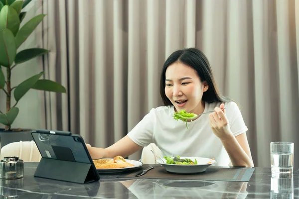 Asiática Joven Dama Recoge Serie Favorita Tableta Mientras Felizmente Recoger —  Fotos de Stock