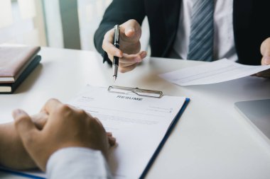 Personel özgeçmiş belgesini hazırlarken görüşme odası ve iş deneyimi hakkında konuşan ve analiz eden müdüre sunum.