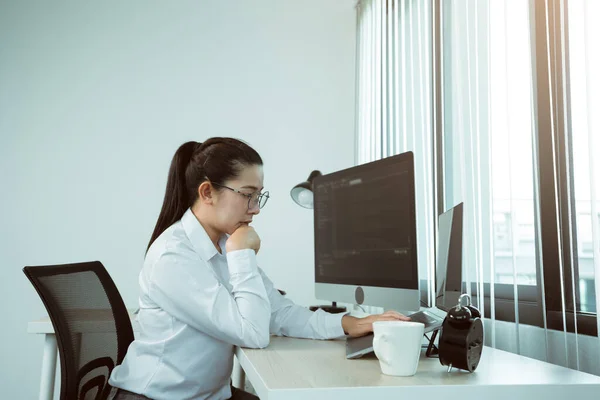 Asiatiska Kvinnliga Mjukvaruutvecklare Stressade Vid Analys Kodbaserade System — Stockfoto