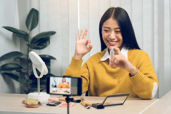 Asiático Adolescentes Haciendo Maquillaje Vlogs Uso Una Cámara Vídeo Móvil —  Fotos de Stock