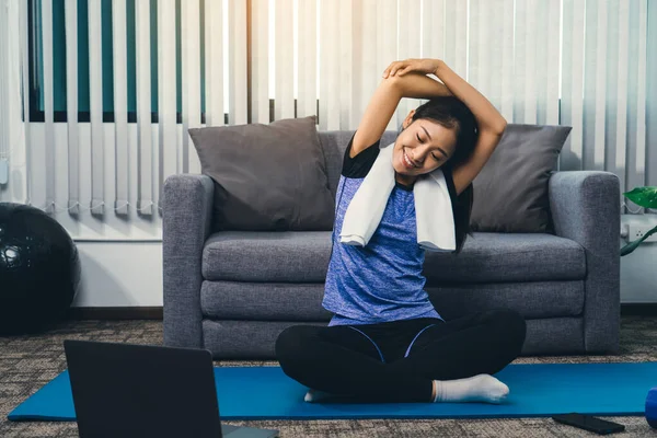 Aziatische Vrouw Stretching Tijdens Een Yogales Met Een Trainer Haar — Stockfoto