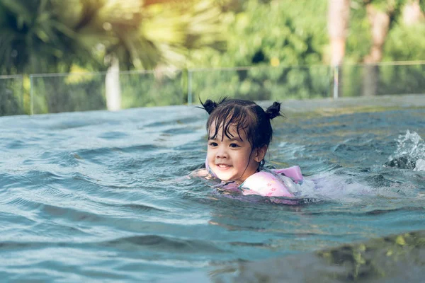 Kleine Aziatische Jongen Speelt Het Water Terwijl Zwemmen Het Zwembad — Stockfoto