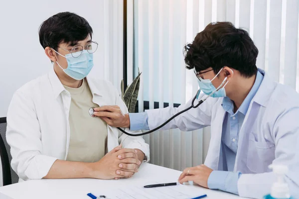 Médico Asiático Está Usando Estetoscopio Escuchar Los Latidos Del Corazón —  Fotos de Stock