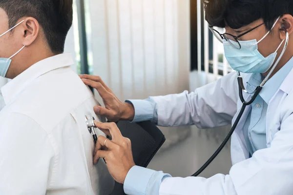 Médico Asiático Está Usando Estetoscopio Escuchar Los Latidos Del Corazón —  Fotos de Stock