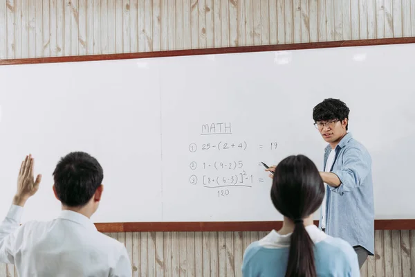 Asiático Profesor Masculino Enseñando Los Estudiantes Aula — Foto de Stock