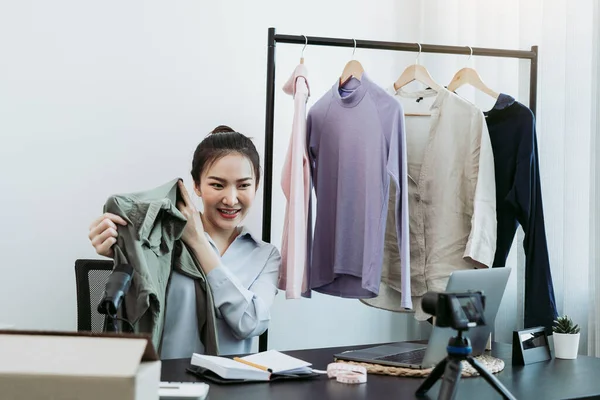Giovani Imprenditori Asiatici Stanno Raccogliendo Loro Vestiti Mostrare Clienti Attraverso — Foto Stock