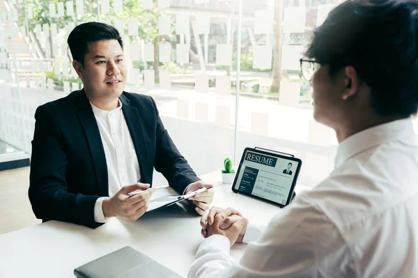 Personel özgeçmiş belgesini hazırlarken görüşme odası ve iş deneyimi hakkında konuşan ve analiz eden müdüre sunum.