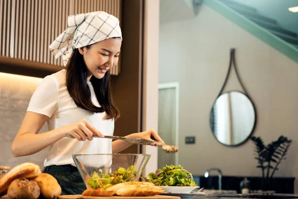 Asiática Ama Casa Preparando Verduras Frescas Para Hacer Ensalada Casa —  Fotos de Stock