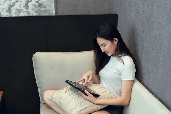 Asiática Mujer Sienta Sofá Sala Estar Con Tableta —  Fotos de Stock