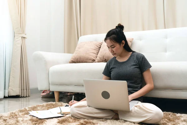 Mujer Asiática Sienta Una Alfombra Sala Estar Trabaja Una Computadora —  Fotos de Stock