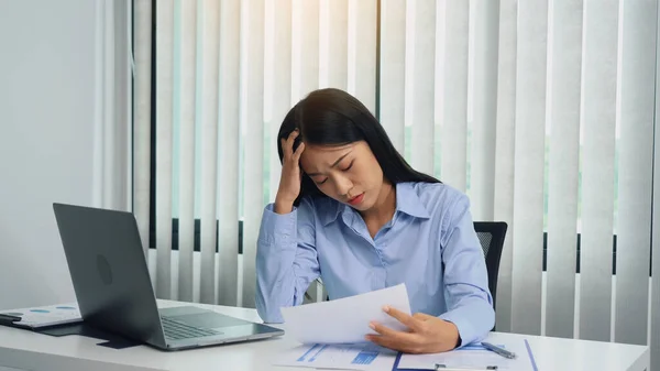 Менеджер Азіатської Жінки Відчуває Стрес Головний Біль Через Несправні Документи — стокове фото