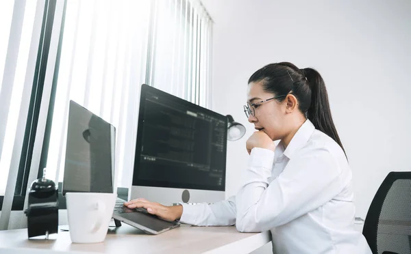 Asiatisk Kvinnlig Mjukvaruutvecklare Orolig För Att Analysera Kodbaserade System Sitt — Stockfoto