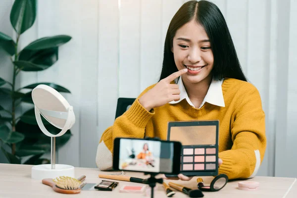 Joven Mujer Asiática Vlogging Ella Misma Acerca Los Productos Belleza —  Fotos de Stock