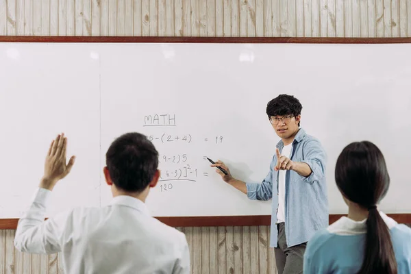 Asian Male Teacher Teaching Students Classroom — Stock Photo, Image