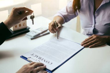 Emlakçının eli, yeni ev sahiplerine alıcı evi kavramını veriyor..