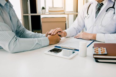 Doktor el sıkıştı ve tedavi için endişelenen hastaları teselli etti..