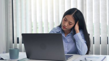 Genç Asyalı kadınlar iş yerinde sıkılıyor ve öğleden sonraları laptoplarındaki verilerle uğraşma konusunda tembellik ediyorlar..