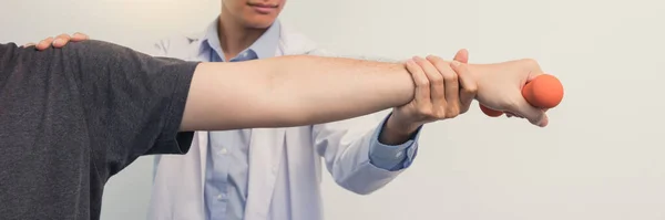 Fisioterapeutas Asiáticos Ajudam Levantar Braços Para Pacientes Para Levantar Halteres — Fotografia de Stock