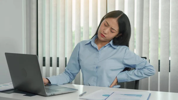 Asian Woman Who Sits Work Long Time Has Back Pain — Stockfoto