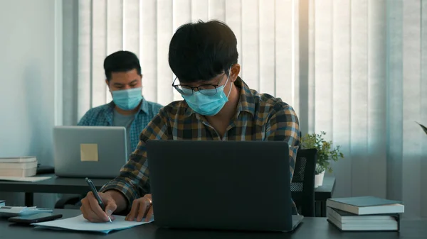 Colega Asiática Trabaja Mientras Usa Una Máscara Oficina Durante Covid — Foto de Stock