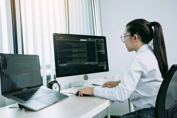 Жінки Азіатських Розробників Програмного Забезпечення Аналізують Разом Про Код Написаний — стокове фото