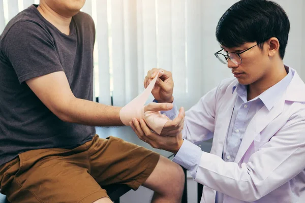 Aziatische Fysiotherapeuten Onderzoeken Resultaten Van Pols Chirurgie Van Patiënten — Stockfoto