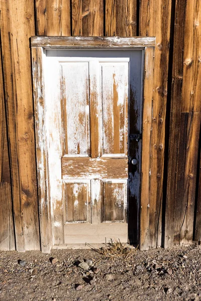 Дверная Рама Белая Дверь Деревянном Здании Выветриваемом Временем — стоковое фото
