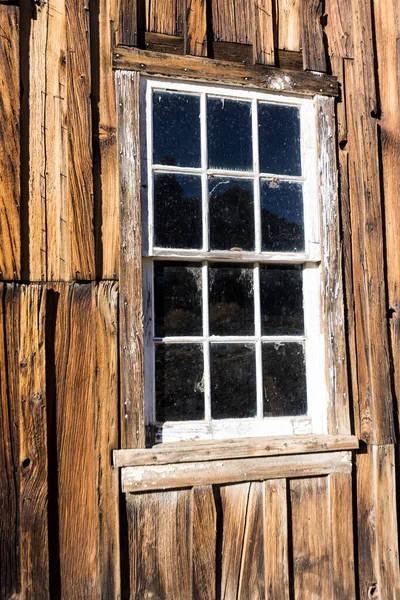 Fenêtre Blanche Dans Bâtiment Bois Avec Verre Sale Angle — Photo