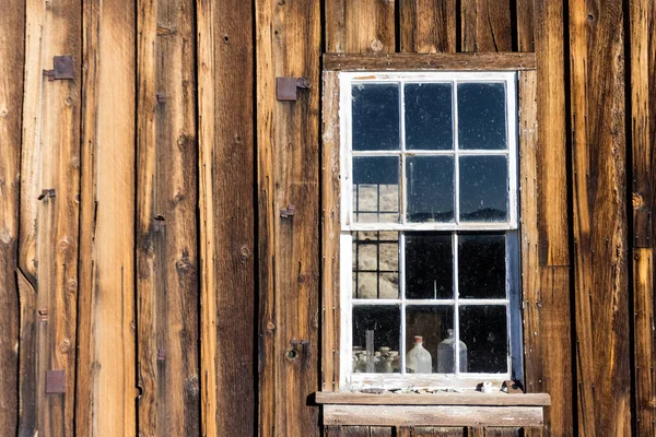 Okenní Rám Dřevěné Budově Ošlehaný Časovou Krajinou — Stock fotografie