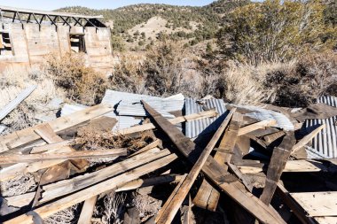 Hayalet şehir vadisinin arka planında ayakta duran bir binanın yıkıntıları.