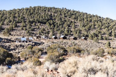 Cinnabar hayalet kasabası çölde tek sıra halinde.
