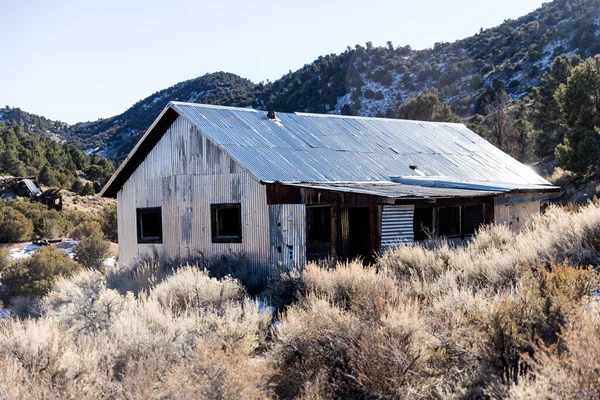 Shiny Abandonado Barraca Coberta Alumínio Tapume Deserto — Fotografia de Stock