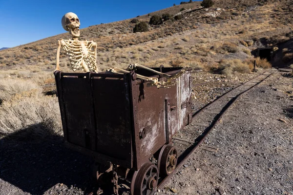 Скелет Сидить Рудному Візку Пустелі Їде Коліях Біля Шахти — стокове фото