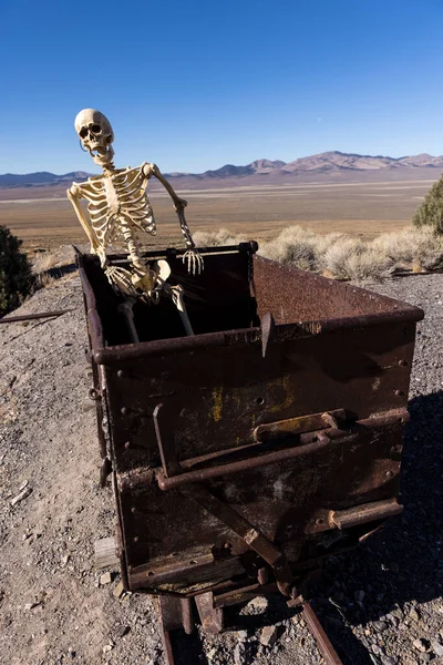 Скелет Сидит Рудной Тележке Пустыне Спускаясь Рельсам Возле Долины Горным — стоковое фото