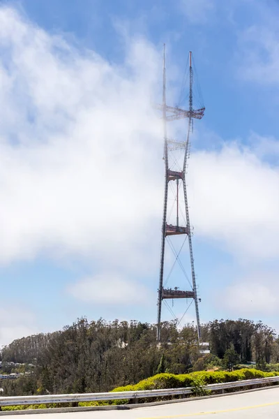 Funktürme Die Von Twin Peaks Aus Die Wolken Ragen — Stockfoto